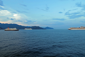 027_250817299 X900 ◎左から日本丸 飛鳥Ⅱ ダイアモンドプリンセス G7X.jpg