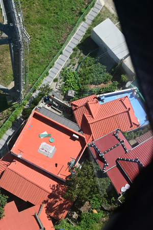 196_2508211174 X900 韓国麗水ロープウェイ床窓 突山－紫山 Z50.jpg