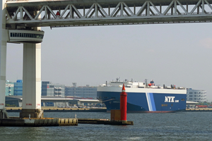 299_2508241786 X900 ◎横浜港 日本郵船LNG燃料自動車専用船 G7X.jpg