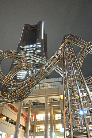 042_251222144 X900 Queenスクエア入口 ヨコハマヨルノヨ.jpg