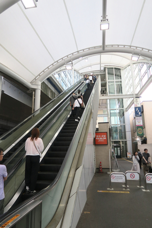022_260613067 X900 改札口への長いエスカレータ 元住吉 G7X.jpg